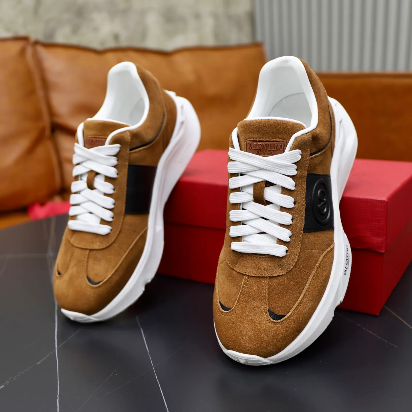 Ex-factory price: 420💰VALENTINO/Valentino Men's latest low-top thick-soled sports shoes are shipped. Made with heavy industry, men's fine casual sports shoes, versatile style. Original leather, rubber lines embellished with geometric segmented uppers, hand-sewn with precision, novel and fashionable style, rubber soles with rivet details on the front and back, VALENTINO GARAVANI LOGO printed on the side, and Valentino Garavani decorative inlay on the tongue. Logo, comfortable, breathable and durable on the feet! Comes with full original packaging! Code number: 38-39-40-41-42-43-44 (45 can be customized)
